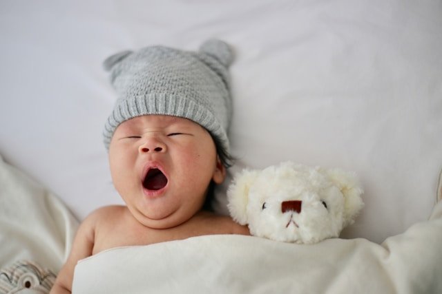 Rutinas de sueño para bebés en otoño: cómo adaptarlos al cambio de hora con consejos prácticos para un descanso infantil saludable.